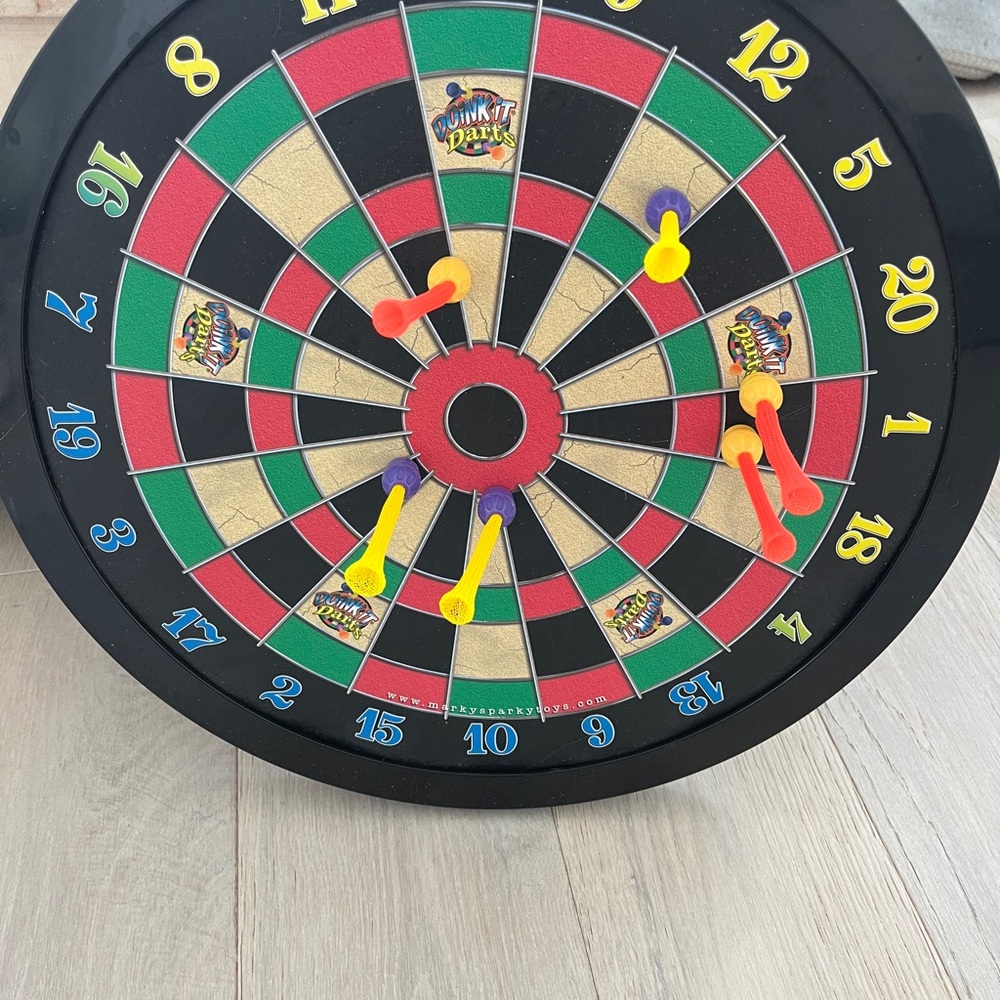 Lakeshore Learning Magnetic Dartboard with Darts (6)